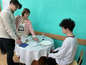 С учащимися СОШ №27 проведено практическое занятие по тематической сервировке стола