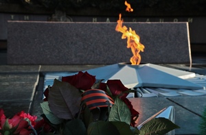 23 февраля обучающиеся Крымского многопрофильного колледжа возложили цветы к мемориальному комплексу Вечный огонь